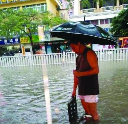 暴雨中“井盖哥”原是保安员 - 行业新闻 - 亚洲必赢