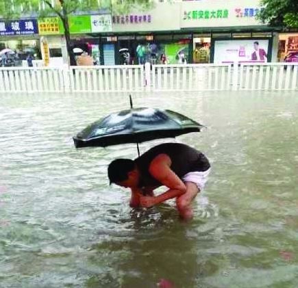 暴雨中“井盖哥”原是保安员 - 行业新闻 - 亚洲必赢