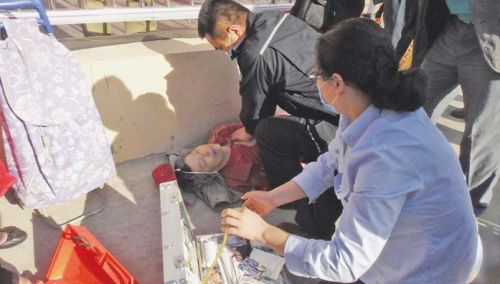 老人买菜突发心脏病 过路医生相助保安照料 - 行业新闻 - 亚洲必赢