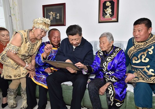 习近平登上黑瞎子岛 探望赫哲族群众 - 社会热门 - 亚洲必赢