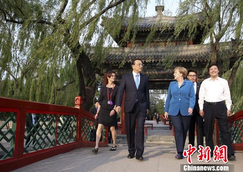 李克强与默克尔颐和园散步 - 社会热门 - 亚洲必赢
