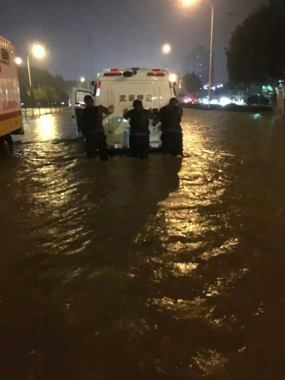 雨中彰显责任  “推”出来的财物平安 - 行业新闻 - 亚洲必赢