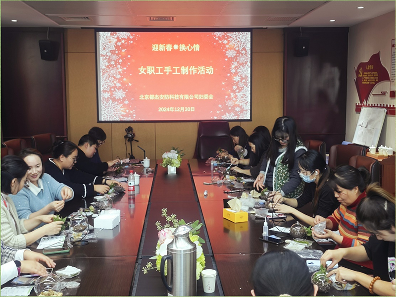 能手花匠巧筑景 ? 绿意盎然迎新年 - 公司新闻 - 亚洲必赢